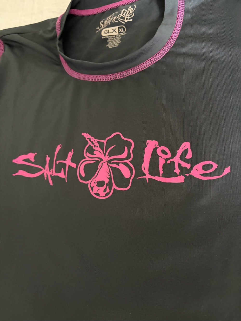 Salt Life Women’s Black & White Long Sleeve Rash Guard with Pink Logo - Picture 4 of 4